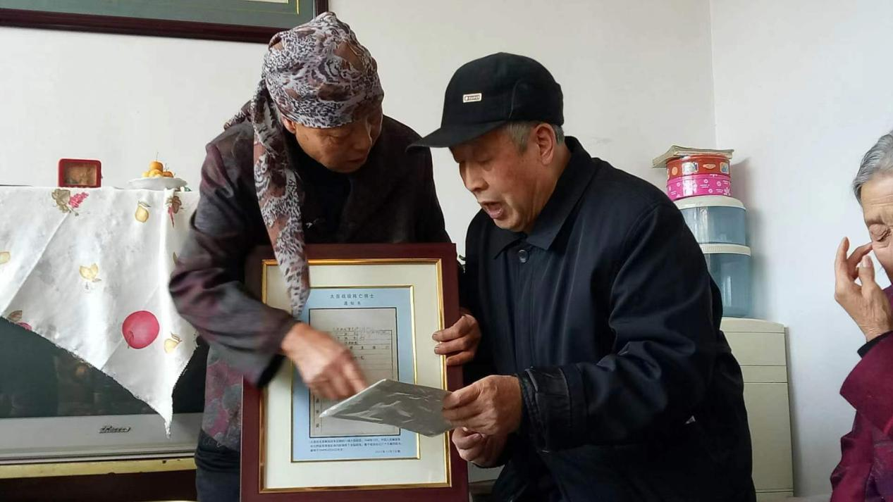 2017年，河北蔚縣，王艾甫將烈士王玉山的陣亡通知書交到烈屬手中。