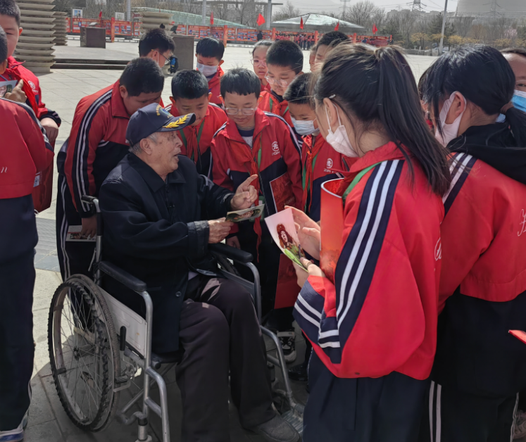 83歲的王艾甫給孩子們講述革命故事。